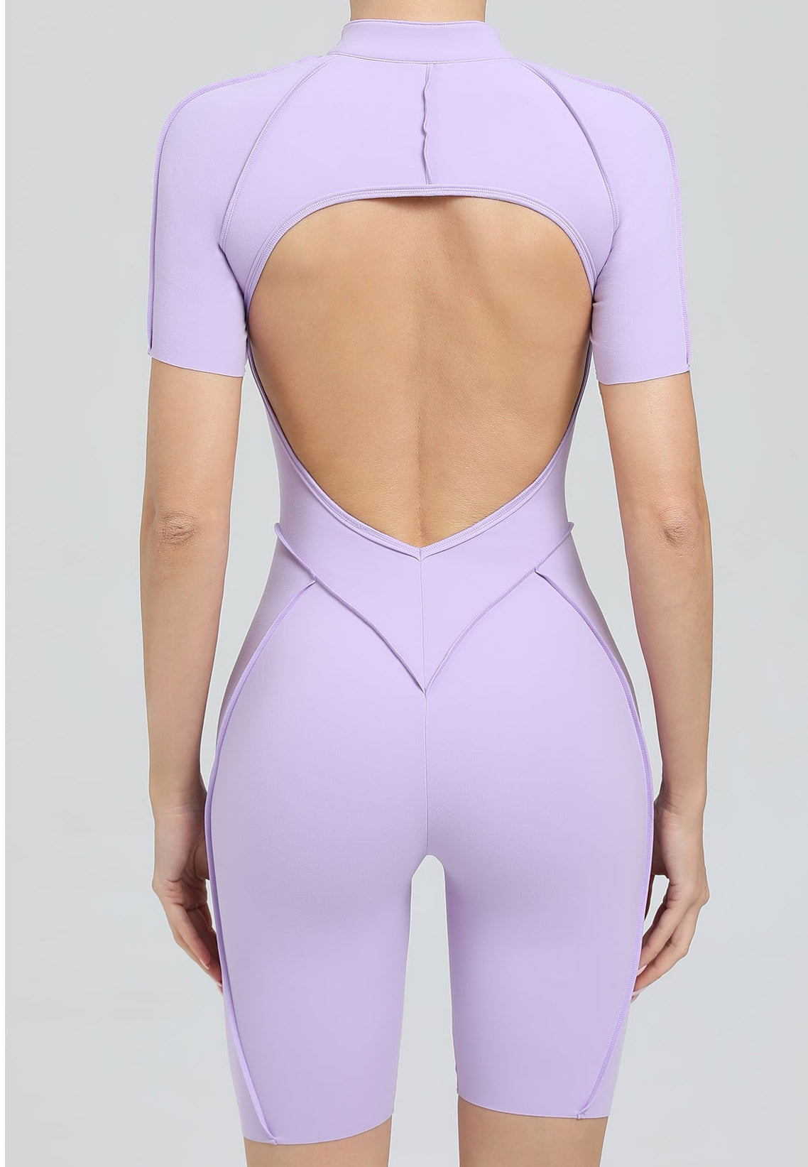 Jumpsuit mit offenem Rücken und Push-Up-Effekt aus der Lavi Passion Kollektion Reißverschluss Kurzarm