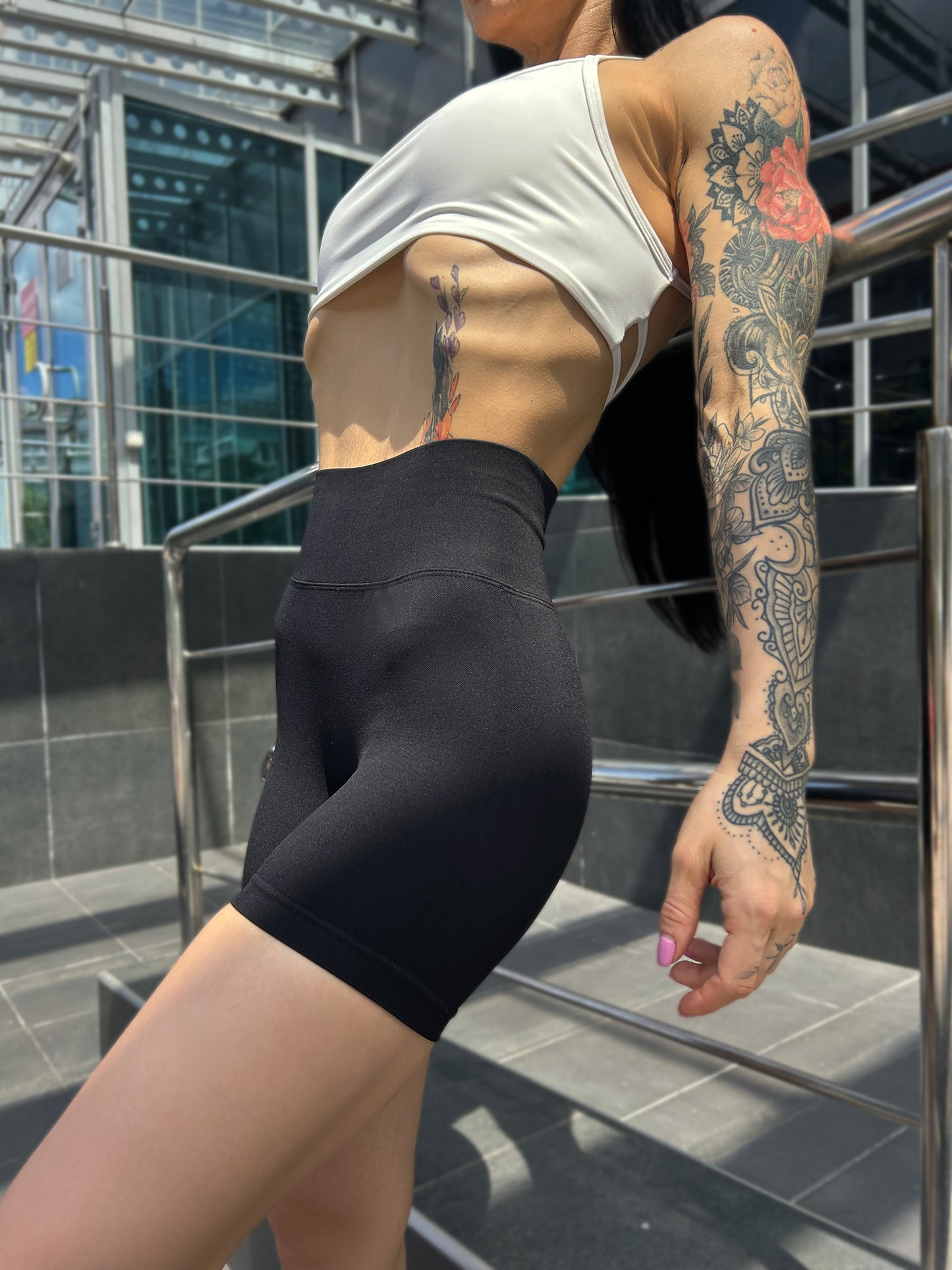 Lavi Gym Harmony Collection – Schwarze, glatte Shorts mit hohem V-förmigem Bund über dem Gesäß