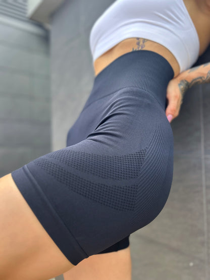 Lavi Gym Formula Shorts – Mattschwarz mit hoher Taille und korrigierender Wirkung an Taille und Hüfte