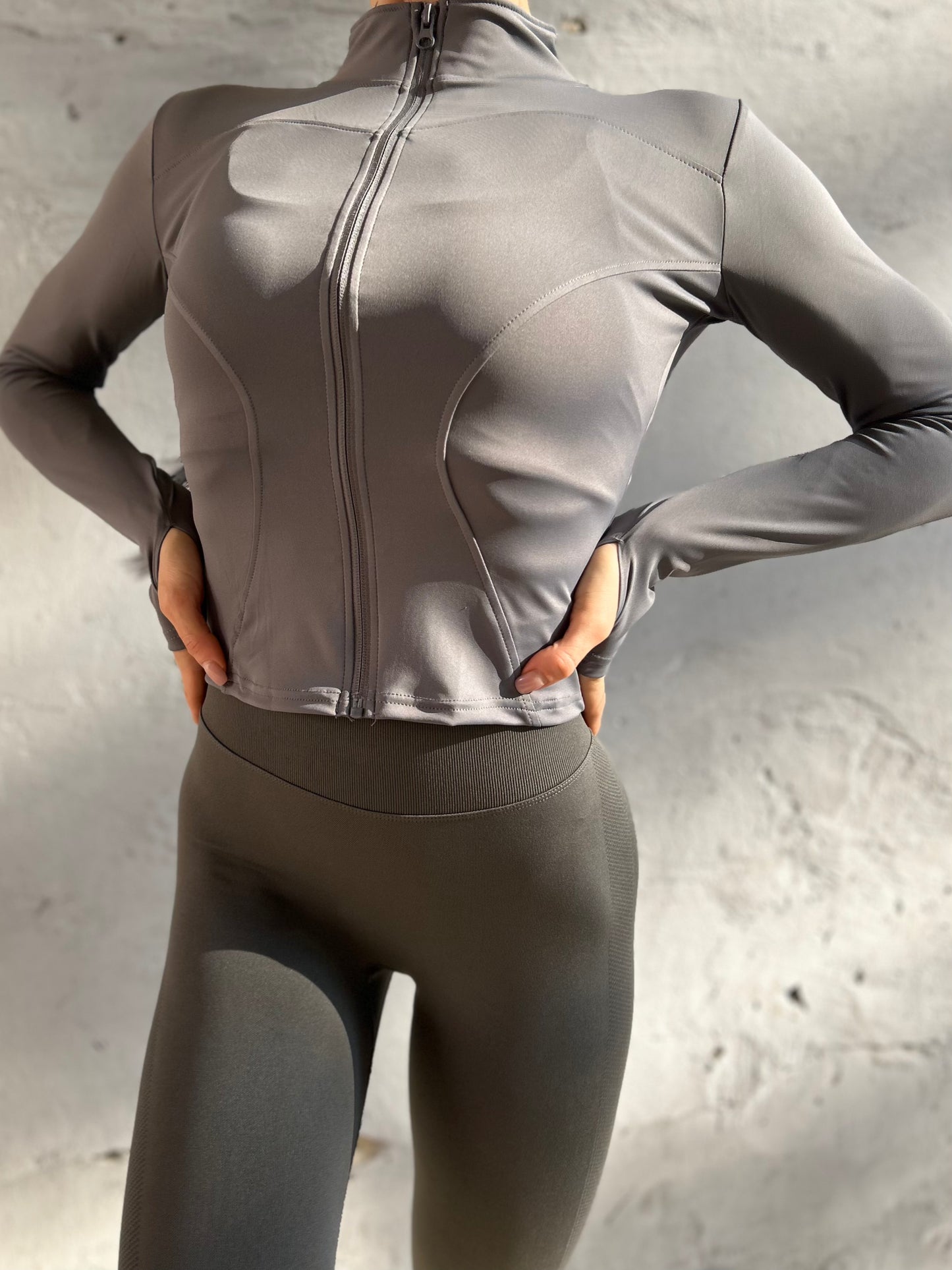 Long rashguard with zipper from the Lavi Gym collection. (Grey)