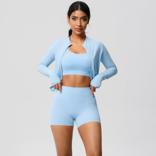 Langarm-Set aus Oberteil und Shorts aus der Lavi-Kollektion.