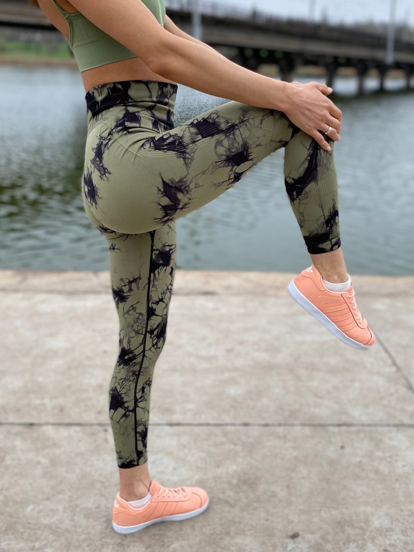 Army green leggings Marble D with push-up effect